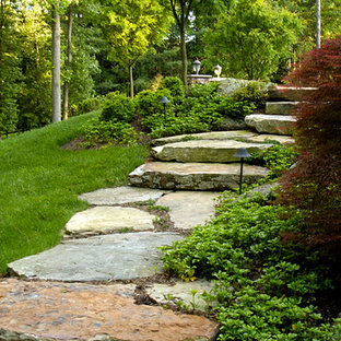 Foto de escalera recta, clásica, de tamaño medio