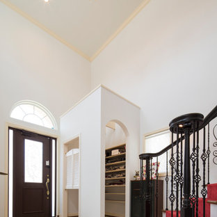 他の地域の片開きドアヴィクトリアン調のおしゃれな玄関 (白い壁、大理石の床、黒いドア、白い床) の写真