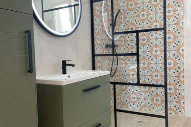 Exemple d'une petite salle de bain principale moderne avec un placard à porte affleurante, des portes de placards vertess, une douche à l'italienne, WC suspendus, un carrelage beige, des carreaux de béton, un mur beige, un sol en carrelage imitation parquet, une grande vasque, un plan de toilette en carrelage, un sol beige, un plan de toilette beige, buanderie, meuble simple vasque et meuble-lavabo sur pied.