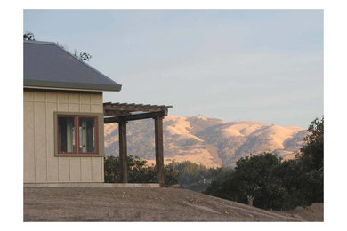 Example of a mid-sized mountain style home design design in San Francisco