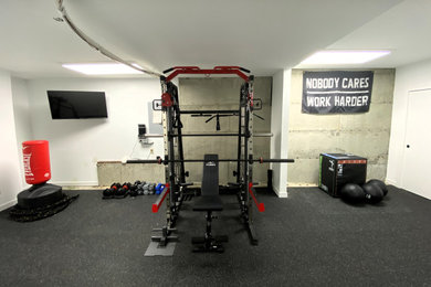 Example of a minimalist home gym design in Seattle