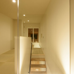 Réalisation d'une petite chambre d'amis design avec un mur beige, un sol de tatami et aucune cheminée.