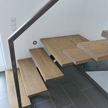 Mittelholmtreppe aus paniertem Stahl und Stufen aus Eiche