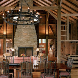 フィラデルフィアのトラディショナルスタイルのLDKの画像 (標準型暖炉、石材の暖炉まわり)