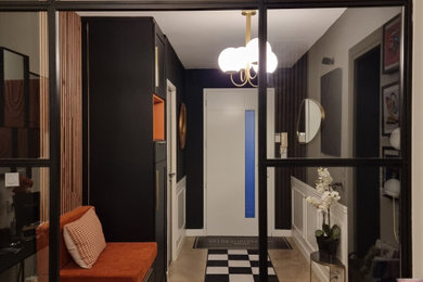 Diseño de hall contemporáneo de tamaño medio con paredes negras, puerta doble, puerta blanca y suelo beige