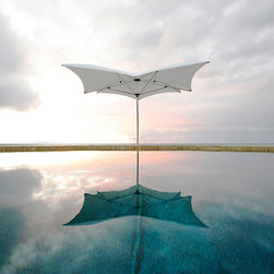 TUUCI: Ocean Master MAX Manta - Outdoor Umbrellas