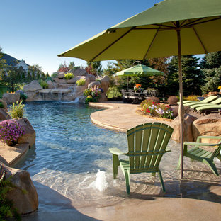 シンシナティのトロピカルスタイルのおしゃれな自然ろ過プールの写真