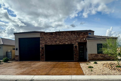 Example of an exterior home design in Phoenix