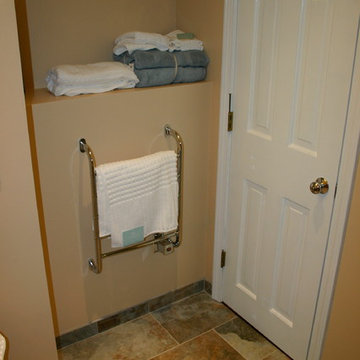 Small Master with curved 3/4 round shower