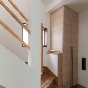 下足入：玄関：階段「光と風のリノベーション住宅」：東京都北区
