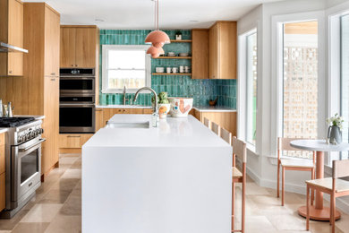 オースティンにある高級な広いミッドセンチュリースタイルのおしゃれなアイランドキッチン (フラットパネル扉のキャビネット、中間色木目調キャビネット) の写真