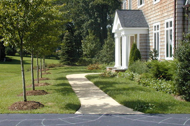 This is an example of a mid-sized traditional partial sun front yard landscaping in DC Metro.