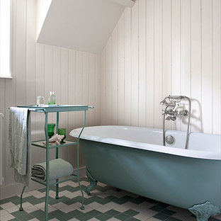 Esempio di una grande stanza da bagno padronale country con pareti bianche, pavimento in gres porcellanato, vasca con piedi a zampa di leone, vasca/doccia e pavimento verde