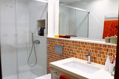Baño moderno en blanco y naranja