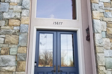 Foto de puerta principal tradicional grande con puerta doble y puerta azul