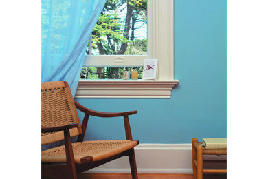 Ejemplo de habitación de invitados tradicional de tamaño medio con paredes azules, suelo de madera en tonos medios y suelo marrón