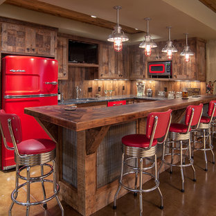 ミネアポリスのラスティックスタイルのおしゃれなホームバーの写真