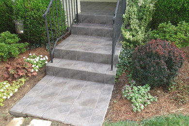 Inspiration for a traditional landscaping in Louisville.