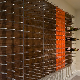 サンフランシスコの巨大なモダンスタイルのおしゃれなワインセラー (ワインラック) の写真