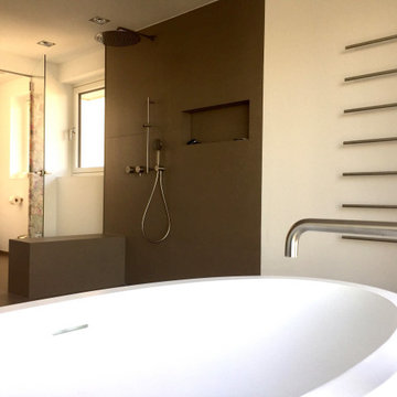 Masterbad mit freistehender Badewanne, Sauna und WC-Raum