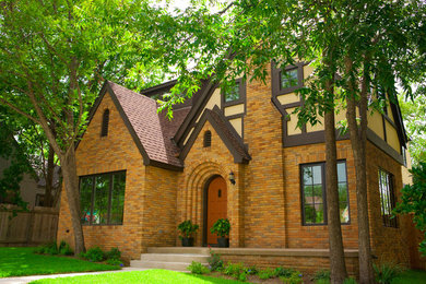 Example of a classic home design design in Austin