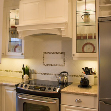 Traditional, Lively & Crisp Kitchen in an Etobicoke Home