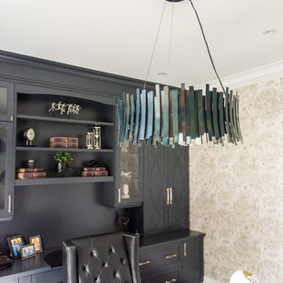 トロントの大きいモダンスタイルのおしゃれなホームオフィス・仕事部屋 (ベージュの壁、濃色無垢フローリング、暖炉なし、自立型机、茶色い床) の写真