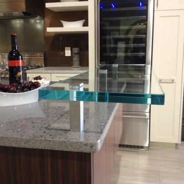 Raised glass bar countertop in ultra clear glass