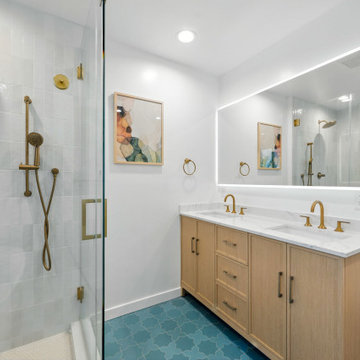 Shower surround walls in Cloé glossy ceramic tile