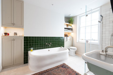 ロンドンにある高級な中くらいなおしゃれな子供用バスルーム (ドロップイン型浴槽、コーナー設置型シャワー、セラミックタイル、グレーの壁、セラミックタイルの床、グレーの床、引戸のシャワー、ニッチ、洗面台1つ) の写真