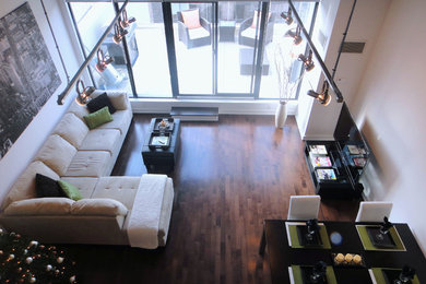 Foto de salón para visitas tipo loft contemporáneo de tamaño medio sin chimenea con paredes blancas, suelo de madera en tonos medios y televisor independiente