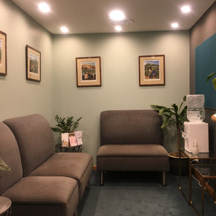 Cette image montre un hall d'entrée design de taille moyenne avec un mur vert, moquette, une porte simple, une porte en verre, un sol turquoise et du papier peint.