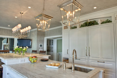 Kitchen - traditional kitchen idea in New York