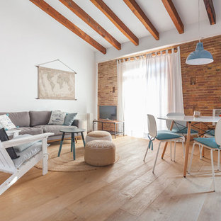 Modelo de salón tipo loft, mediterráneo, de tamaño medio, con paredes marrones, suelo de madera clara y suelo beige