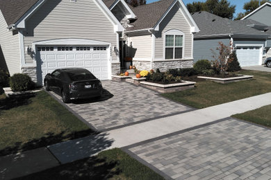 Inspiration for a traditional front yard brick driveway in Chicago.