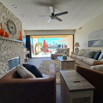 PANORAMIC DOOR WITH SCREEN ON THE LAKE