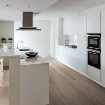 White and Wood Handle-less Italian kitchen