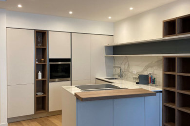 Esempio di una cucina moderna di medie dimensioni