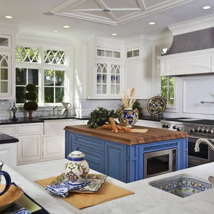 Klassische Küche mit Glasfronten, Küchengeräten aus Edelstahl, weißen Schränken, Küchenrückwand in Weiß, Arbeitsplatte aus Holz und Waschbecken in San Francisco