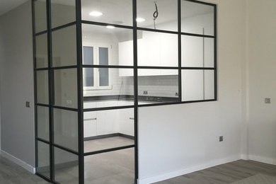 Inspiration for a transitional kitchen remodel in Valencia