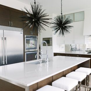 cuisine moderne avec un plan de travail en carrelage