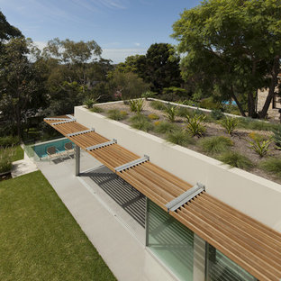 Idéer för mellanstora funkis vita hus, med två våningar och levande tak