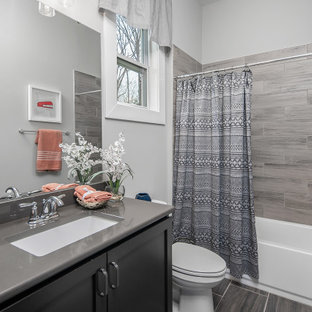 Badezimmer mit Schrankfronten mit vertiefter Füllung und Fliesen in