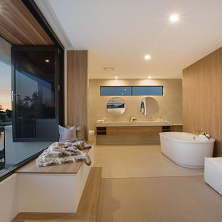 Esempio di una grande stanza da bagno padronale minimalista con ante con riquadro incassato, ante in legno scuro, vasca freestanding, zona vasca/doccia separata, WC sospeso, piastrelle beige, piastrelle in gres porcellanato, pareti bianche, pavimento in ardesia, lavabo sottopiano, top in marmo, pavimento beige e doccia aperta