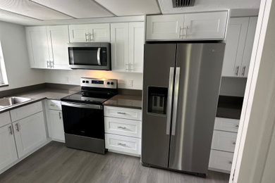 Kitchen - kitchen idea in Miami