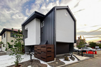Diseño de fachada de casa minimalista de dos plantas con tejado a dos aguas y tejado de metal