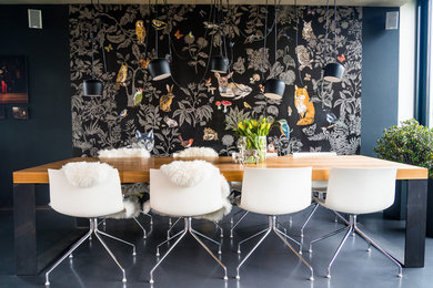 Modernes Esszimmer ohne Kamin mit schwarzer Wandfarbe und grauem Boden in Frankfurt am Main
