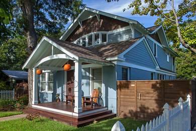 This is an example of a transitional front yard verandah in Austin with a roof extension.