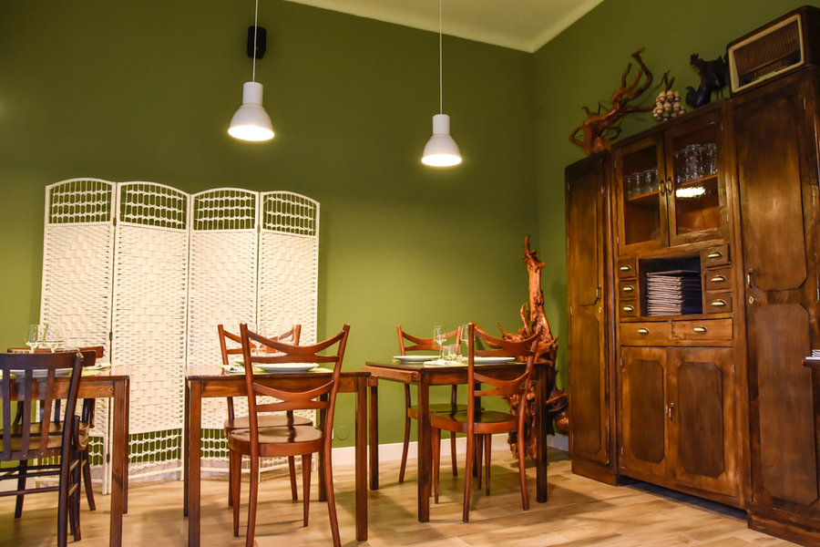 Relooking di ristorante rustico-chic verde oliva