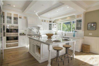 Example of a country kitchen design in Los Angeles